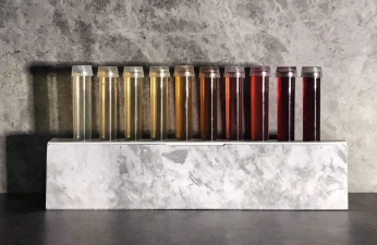 ワインが入った小瓶を自宅まで配送